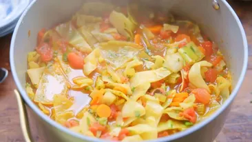 Supa detox vegană de varză cu ghimbir proaspăt, aromată ca aerul Mediteranei. Rețeta care te face să te simți ușor