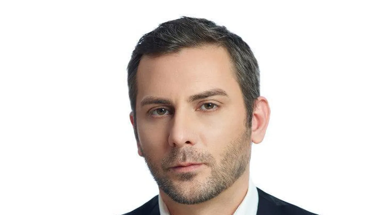 Dubla performanta pentru surorile Roman! S-au intolit la fel de neinspirat si au ajuns la rubrica Prost imbracate, la pachet!