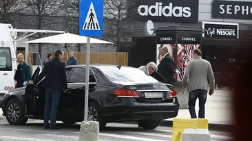 Ajuns în România într-o vizită neoficială, Petru Lucinschi şi-a aşteptat un sfert de oră garda de corp să-l preia din parcarea mall-ului. Agentul ”Pişpirel” l-a pierdut la Bucureşti pe ditamai preşedintele Moldovei!