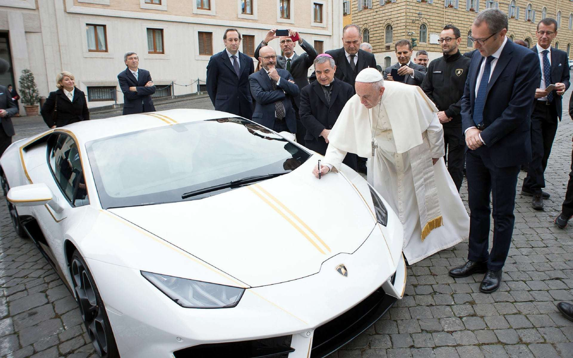 Papa Francisc a primit cadou un Lamborghini Huracan de culoare albă! A spus rapid ce plănuieşte să facă cu super maşina după ce a sfinţit-o