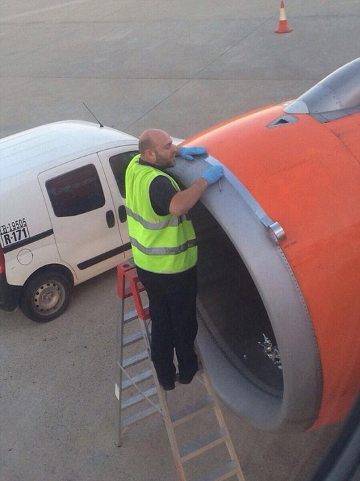 A filmat un moment şocant, chiar înainte ca avionul să decoleze! Ce făcea de fapt un tehnician care fusese chemat să repare motorul