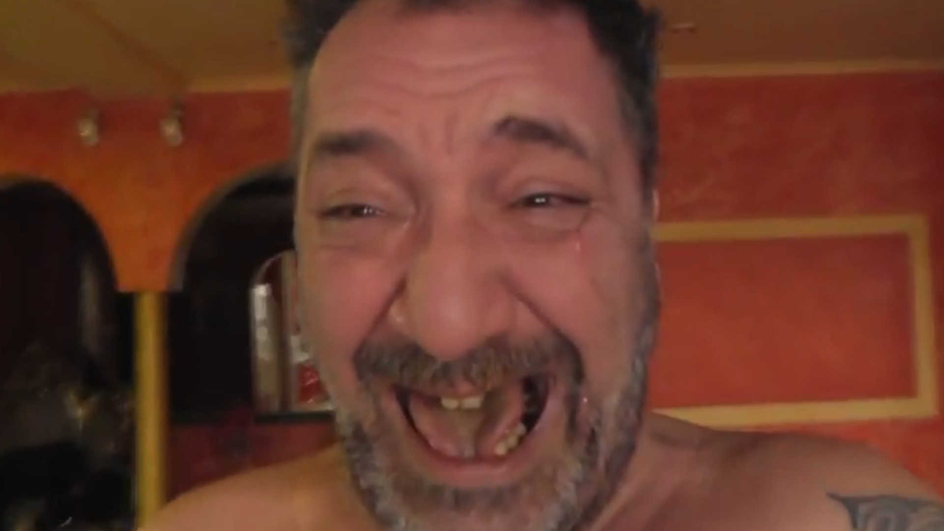 Este casatorit, dar s-a pozat cu o sirianca in camera de hotel! Vezi ce a facut Nelson Mondialu cand femeia s-a dezbracat