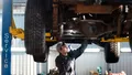 Droguri ascunse în bidoane de ulei și vândute la un service auto din Iași. „Vulcanizarea” costa între 500 și 1.000 de lei