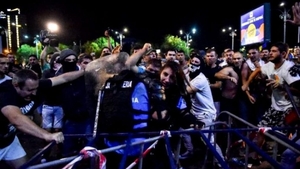 A fost arestat protestatarul care a lovit femeia jandarm!