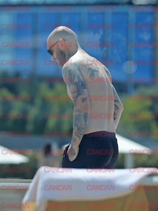Și-a expus tatuajele la soare