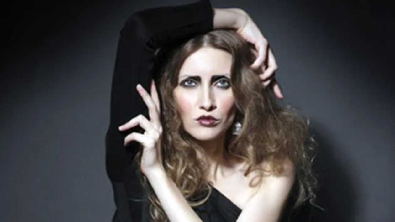 Iulia Albu, prima coperta animata cu Robert Pattinson!