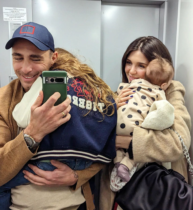 Vladimir Drăghia împreună cu Alice Cavaleru și cele două fetițe ale sale (Sursă: Facebook)