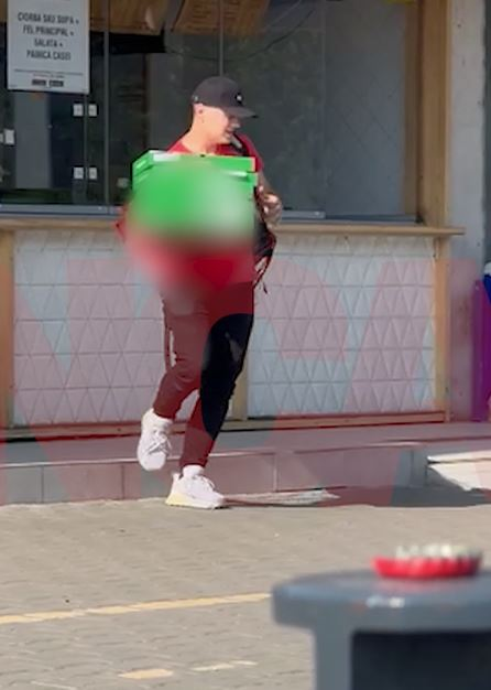 Selly, surprins în timp ce prestează servicii de curierat