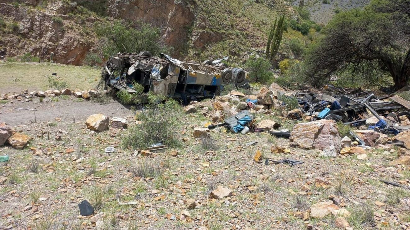 Accident dezastruos! 30 de persoane au murit, după ce un autocar s-a prăbușit într-o râpă. Cum s-a întâmplat totul