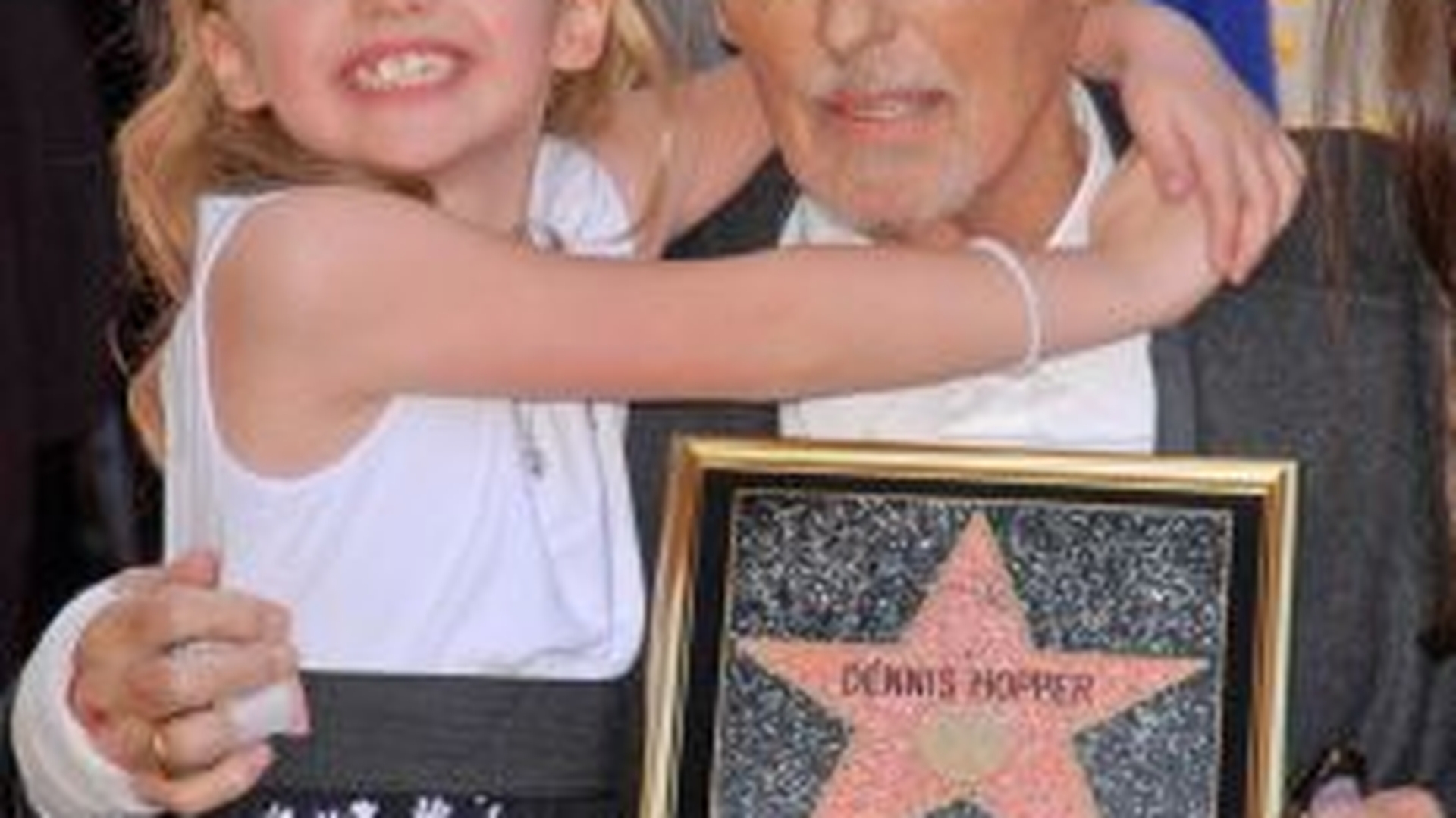 Dennis Hopper ii va plati lunar sotiei sale o pensie alimentara de 12.000 de dolari