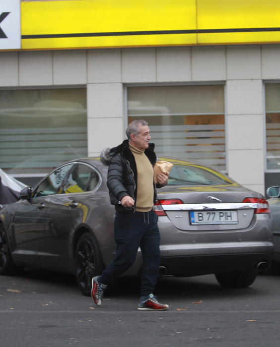 Banii i-a cărat într-o pungă de hârtie