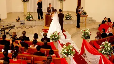 Uluitor ce a făcut o mireasă în fața altarului! A citit mesajele amantei logodnicului, în fața invitaților: ”Arată-mi ce ai tu mai bun!”