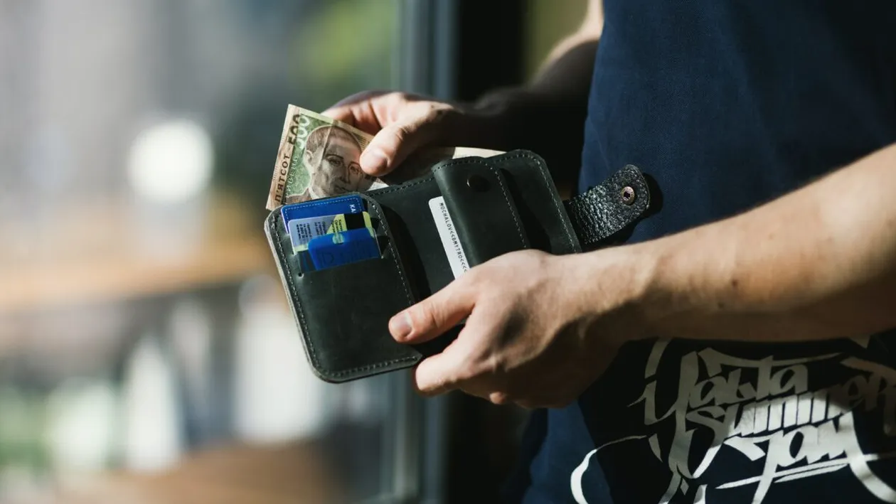 Gestul impresionant al unui bărbat din Alba Iulia! Ce a făcut după ce a găsit o sumă semnificativă de bani, într-o parcare a unui centru comercial