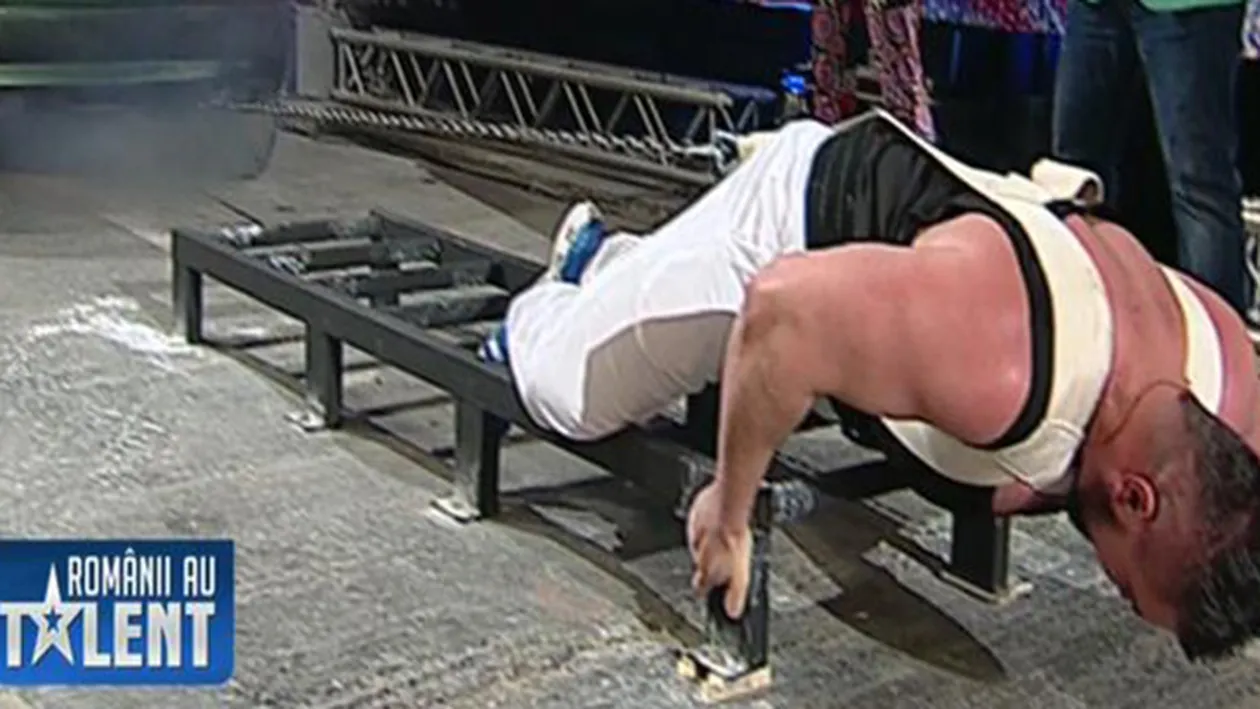 Smiley si Bartos, luati pe sus de un concurent de la Romanii au talent. Cum au ajuns sa fie carati, la propriu, de un barbat