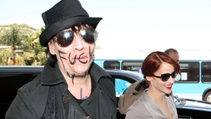 Marilyn Manson nu se potoleste: vezi ce mesaj socant si-a scris rocker-ul pe fata!
