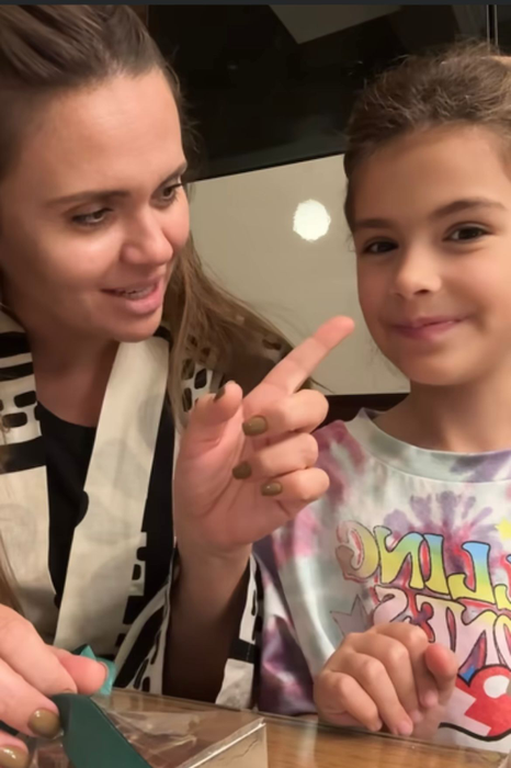Cristina Șișcanu, criticată după ce s-a filmat mâncând ciocolată Dubai cu Petra: „Nu este corect să implicați…”