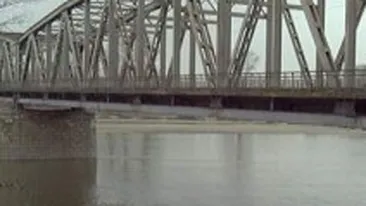 O femeie a incercat sa se sinucida in raul Jiu, sub ochii fiului ei de sase ani