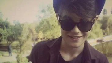 E musulman, canta hip-hop si e idolul fetelor. Asa asemanare, mai rar: un licean din Militari seamana perfect cu Justin Bieber!