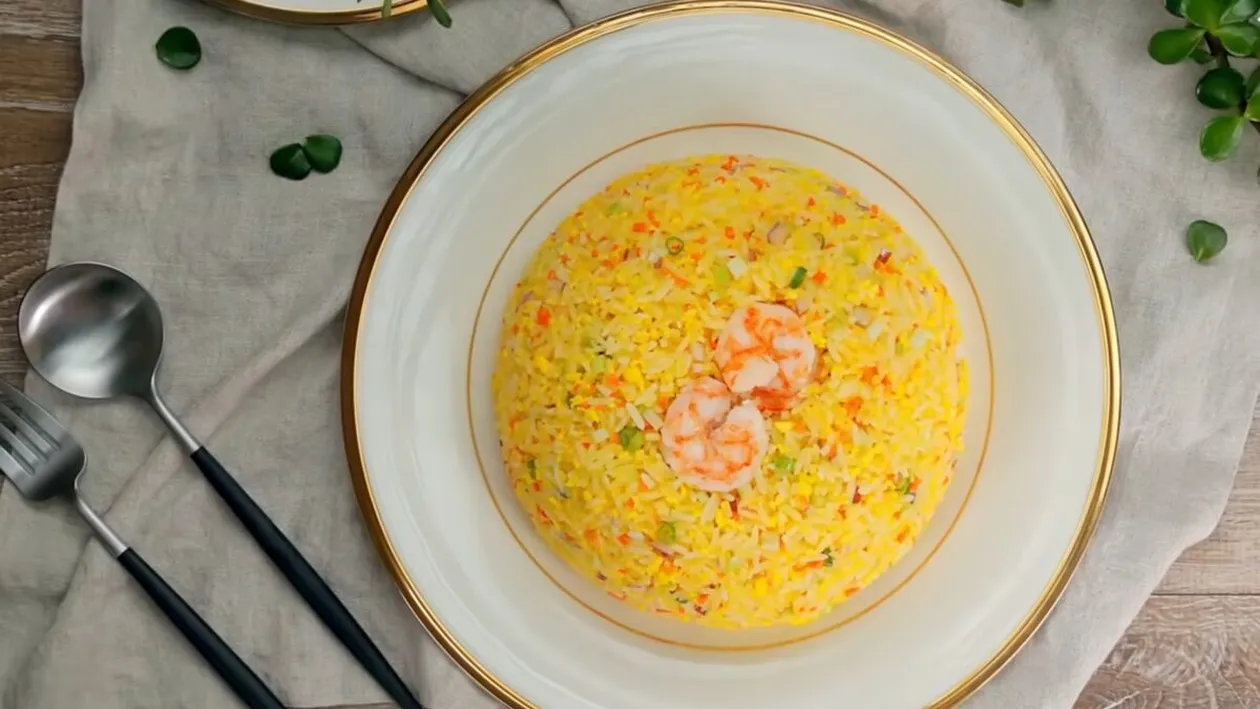 Orez prăjit cu creveți ca în Canton. Chef John dezvăluie rețeta cu gust fin și echilibrat care a cucerit lumea