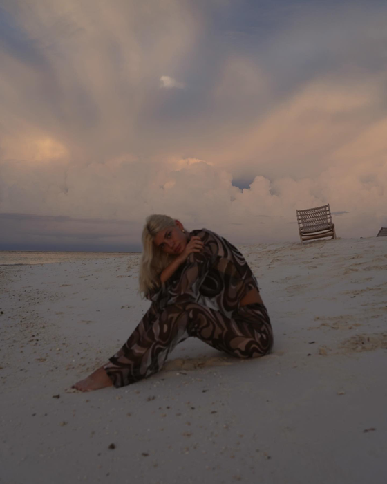 Alexia Eram a încins plajele din Maldive: “Ești adorabilă”. Fiica Andreei Esca și Laura Giurcanu “au făcut concurs” de costume de baie cu tanga | FOTO