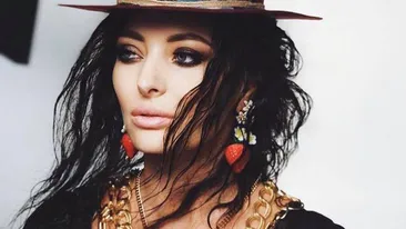 Delia a stârnit controverse pe Internet cu o geantă în formă de prezervativ: ”Promovează relațiile sexuale protejate”