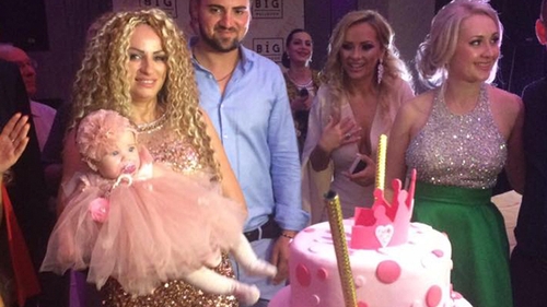 Familia SÂNZIANEI BURUIANĂ, implicată într-un scandal după botez: ”M-a bruscat!”