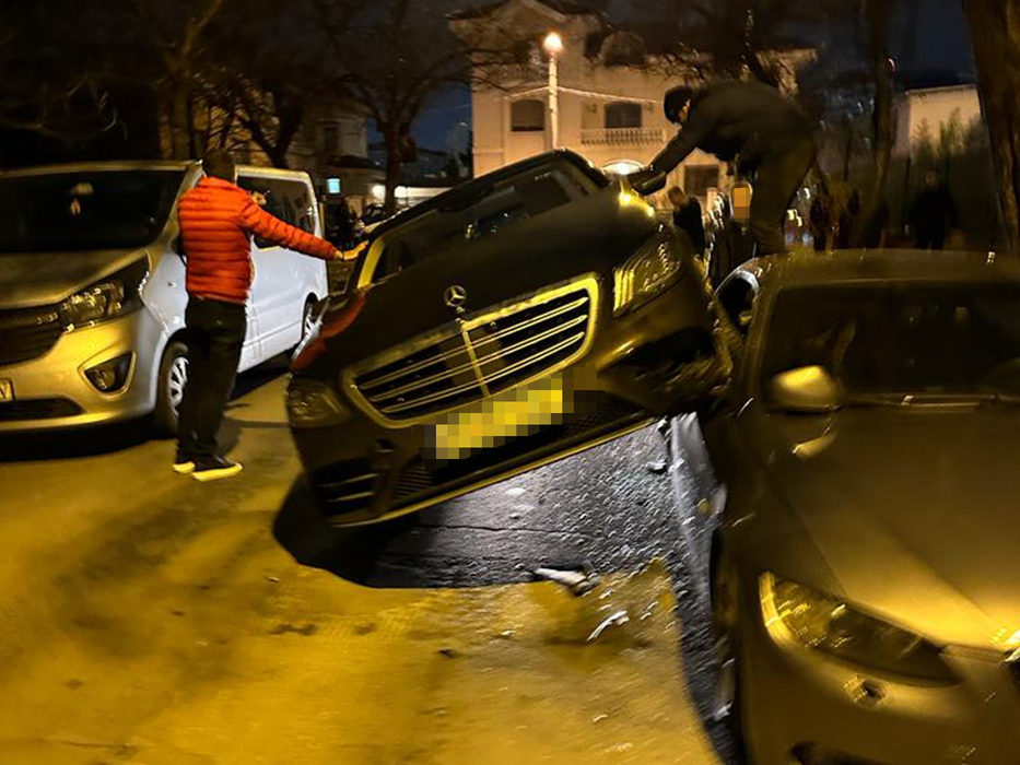 Mercedesul Cristinei Grecea, implicat într-un accident (SURSA FOTO: CANCAN.RO)