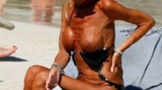 Donatella Versace face topless la 54 de ani