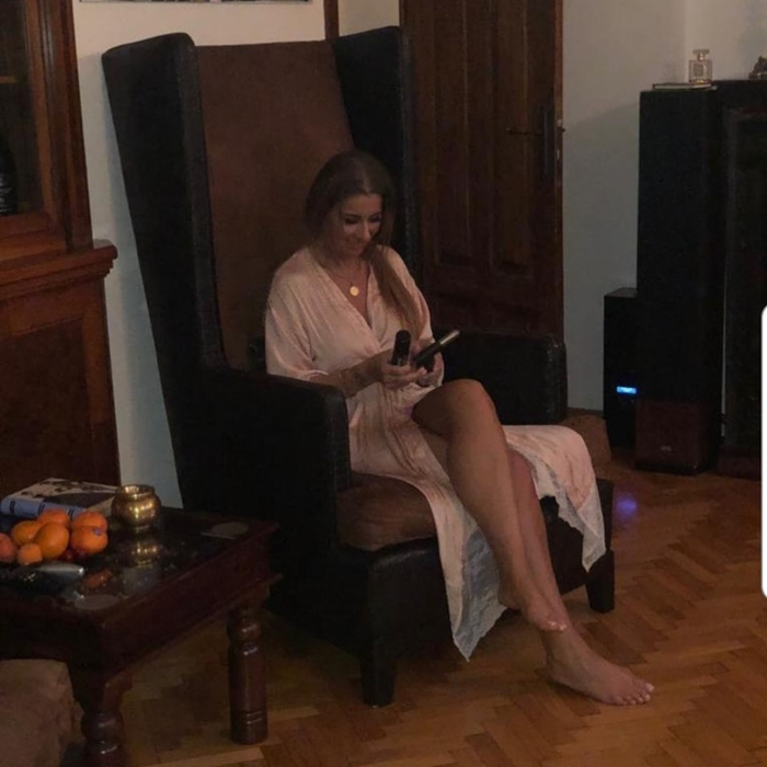 Anamaria Prodan trăiește o viață de lux, dar se spală pe cap cu cel mai ieftin produs de pe piață