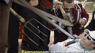 VIDEO Florin Salam la un pas sa fie taiat de tiganii ursari dupa ce s-a indragostit de fata unui mahar! L-au scapat mascatii de omor!