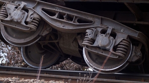 Tragedie in Rusia! Un tren de pasageri a sărit de pe sine in mers. Zeci de persoane au ajuns la spital