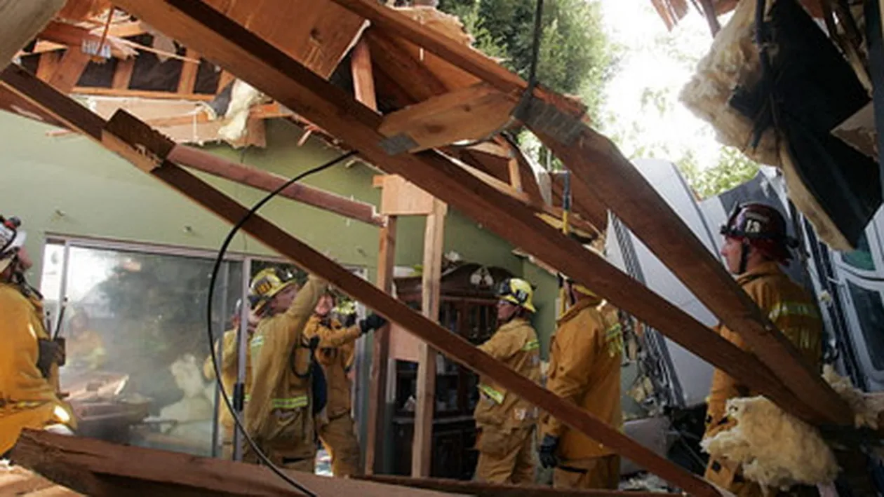 Un avion s-a prabusit pe doua case, in statul american Connecticut