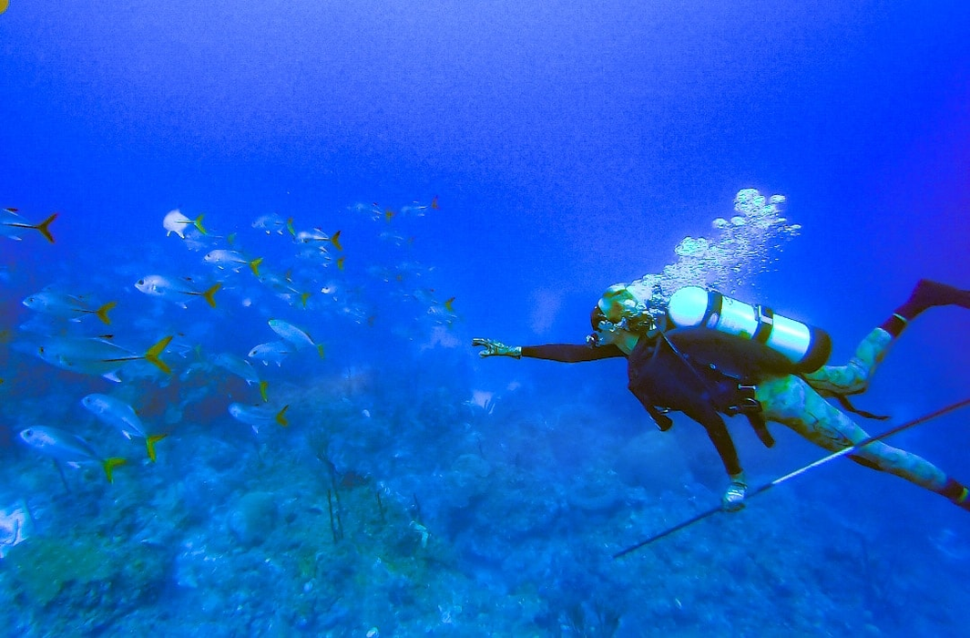 Regina vieții de noapte din ”Orașul Magic” este pasionată de spearfishing