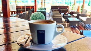 Câți lei costă o cafea simplă, pe plajă în Mamaia. Cu ce preț se vinde o sticlă cu apă "la jumate"