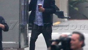 Ashton Kutcher, bucuros de oaspeti. In rulota cu fosta colega din "That 70's Show"