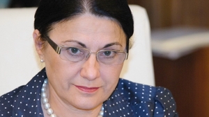 Ce se afla in cosul Abramburicai! Ecaterina Andronescu a iesit la cumparaturi pe tocuri si si-a luat...