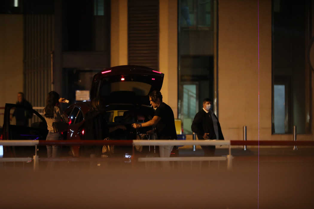 Sheila și Bogdan Ionescu, alături de un cuplu de amici, încarcă bagajele în portbagaj, după ce au revenit din Istanbul