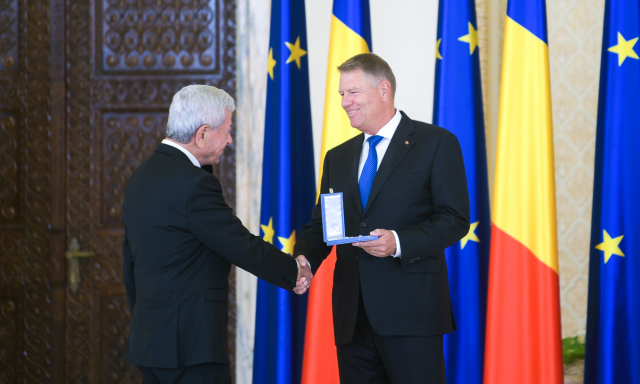 Președintele României s-a înclinat în fața lui Ion Dichiseanu