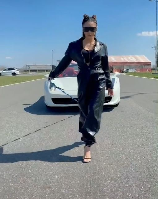 Karmen, criticată dur după ce s-a afișat cu Ferrari-ul 458 Spider, pe care tatăl său îl deține: “Lasă-ne cu superlativul / Ideea e copiată” | VIDEO