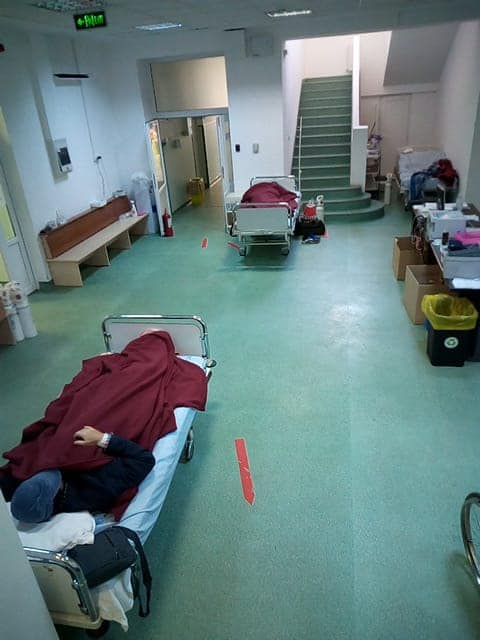 Imagini dure! Pacienții Covid-19 de la Institutul Marius Nasta, tratați pe holurile spitalului. Sistemul medical, în pragul colapsului. „Nu mai fac față”