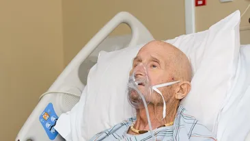 Uluitor! Care a fost ultima dorință a bătrânului din imagine. Ce a cerut să îi fie adus, chiar pe patul de moarte