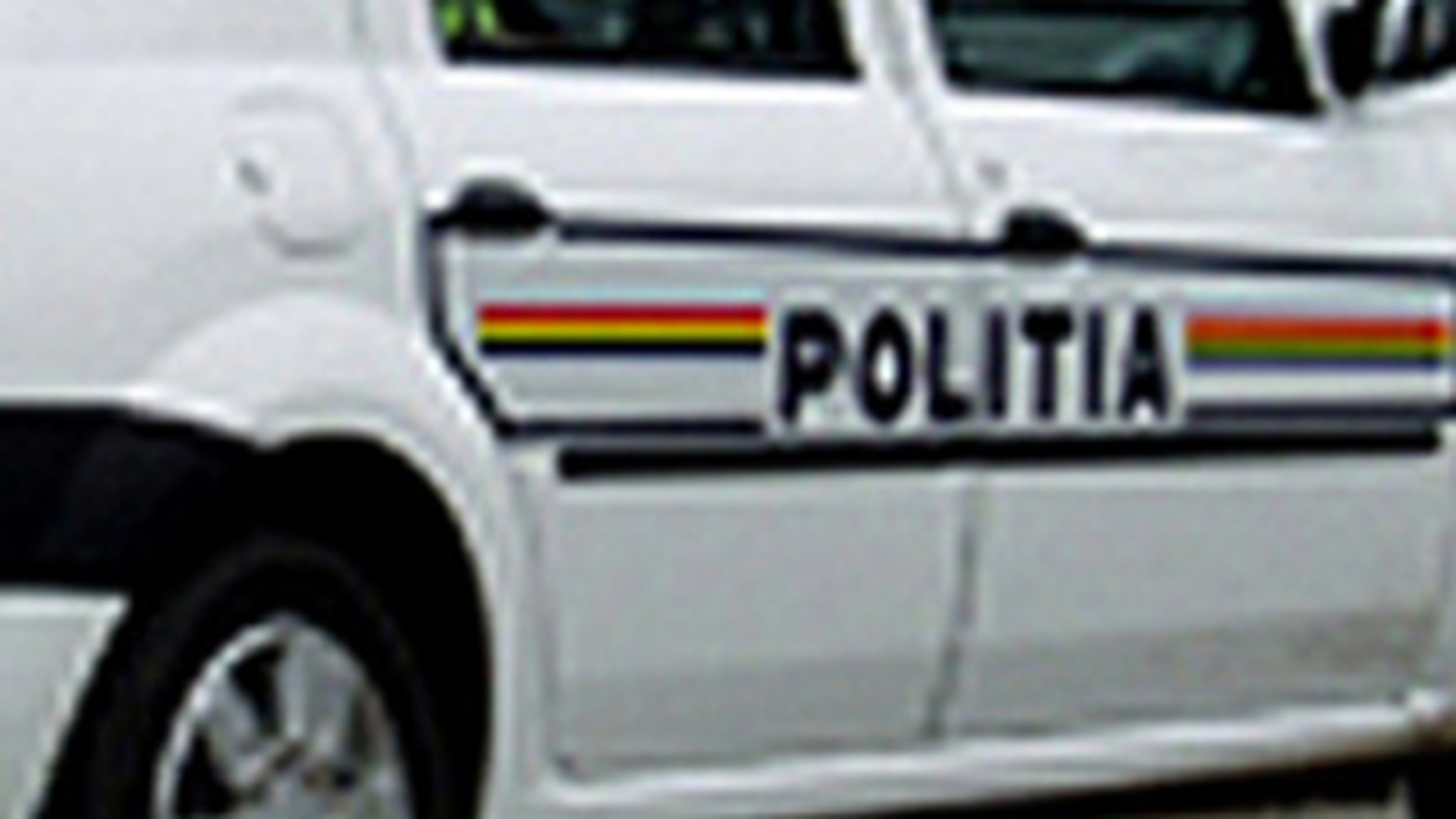 Un tanar, batut, tuns si pus de politisti sa spele toaleta