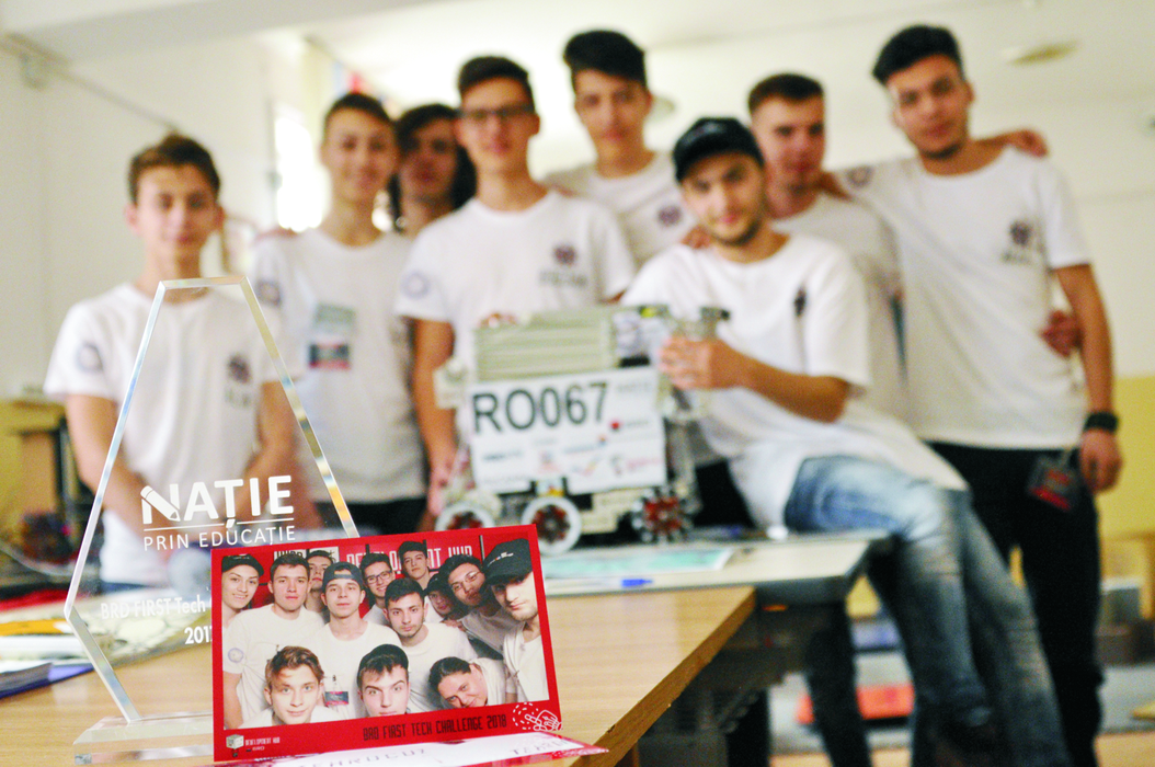 Elevii, mândri de robotul lor