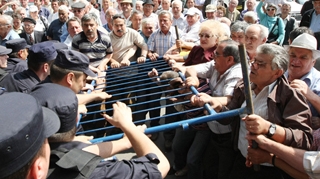 Un pensionar scandalagiu a murit dupa ce politistii i-au pulverizat spray lacrimogen in fata. Se inghesuia sa-si ridice primul pensia la posta!