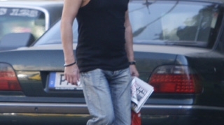 Ghici ce actor se plimba prin Bucuresti imbracat in maiou, la inceputul lunii octombrie?