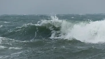 Marea Neagră a mai făcut o victimă! Pe cine au scos salvamarii la Mangalia