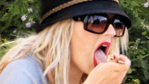 Starurile si obsesiile lor periculoase: Christina Aguilera se indoapa cu cate 3.000 de calorii la o masa, Kim Kardashian e dependenta de  liposuctii, iar LeAnn Rimes e bulimica