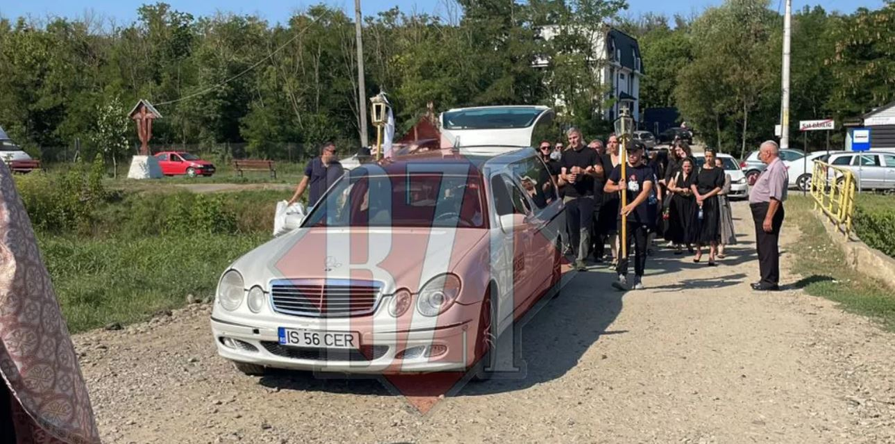 Imagini de la înmormântarea tinerei ucise de urs pe un traseu monta/ sursă foto: Bzi