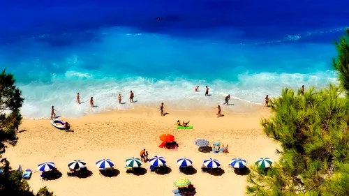 Ce a apărut pe Marble Beach, o plajă plină de români, din Grecia? Toţi s-au apropiat miraţi