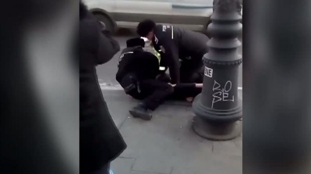 Scandal uriaş în centrul Capitalei! Un bărbat a fost pus la pământ şi încătuşat de poliţişti